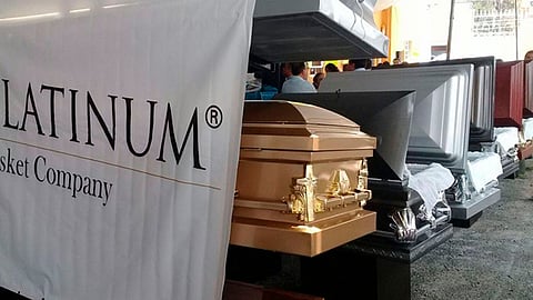 El ataúd es fabricado en acero, en función de la norma propuesta por el IMSS (Foto Facebook: Platinum Casket Company)