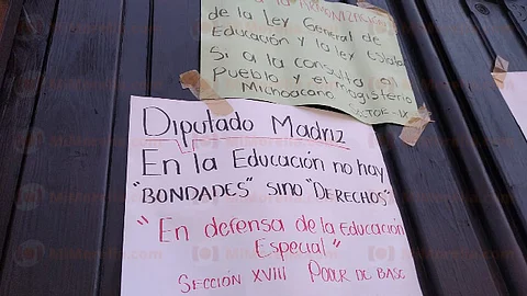 Los manifestantes argumentan que, los legisladores deben considerar los planteamientos de los trabajadores de la educación (Foto: Guadalupe Martínez)