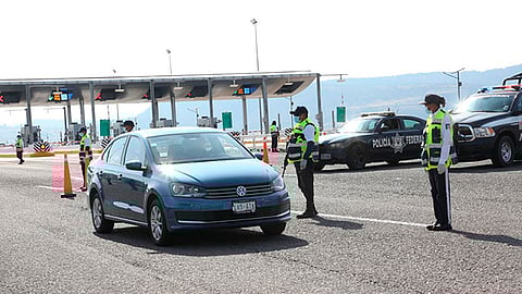 Elementos de Policía Michoacán exhorta a los pasajeros a utilizar cubrebocas, lavarse las manos constantemente y mantener distancias de 1.5 metros con otras personas, y solo salir de sus domicilios para llevar a cabo labores esenciales (Foto Cortesía)