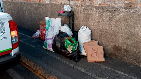 Infraccionan a mujer que dejó basura en la calle, en Morelia