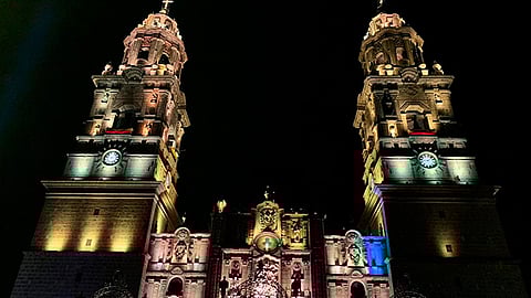 Al finalizar el programa fue encendida la Catedral de Morelia sin pirotecnia y las campanas repicaron durante tres minutos (Foto: Cortesía)