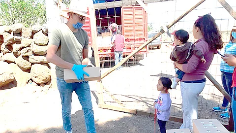 La distribución se realiza con el apoyo de 115 comités de padres de familia y maestros de las escuelas beneficiadas con el programa (Foto Cortesía)