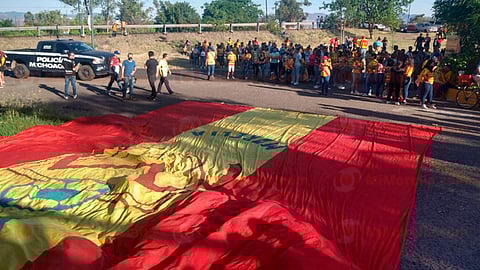 Son notorias las mantas que tienen leyendas como "la historia no se vende", así como una bandera monumental rojiamarilla (Foto: Josimar Lara)