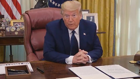 La decisión se produce días después de que Twitter notificara los tuits del mandatario como "contenido engañoso" (Foto: captura TW/@WhiteHouse)