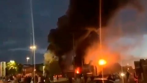 Las protestas dejaron edificios quemados, tiendas saqueadas y un grafiti exigiendo justicia (Foto: captura TW/ @MegafonoPopular)