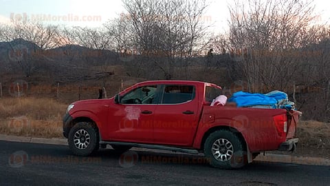 Los finados estaban en la caja de una camioneta de la marca Nissan NP300, de color rojo, con matrícula de Guerrero (Foto: Red 113)