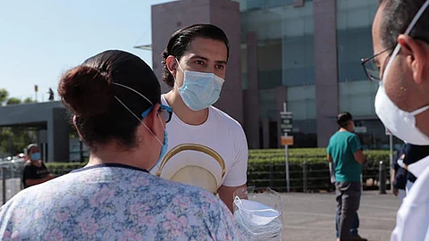 El diputado Cortés ha acudido personalmente a los hospitales de Morelia para la entrega de suministros. (Foto: Cortesía)