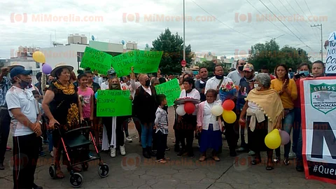 Algunos de los vecinos del fraccionamiento de Villas del Pedregal mostraron pancartas y algunas lonas con leyendas referentes a las necesidades que requieren (Foto: Guadalupe Martínez)