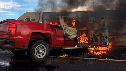 Una camioneta fue incendiada a la altura del rancho El Pitayo (Foto: MiMorelia.com)