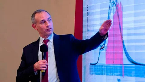 López-Gatell señaló que la curva epidemiológica no muestra un patrón ascendente, lo que implica que los casos de Covid-19 no han disminuido (Foto: captura FB/ Gobierno de México)