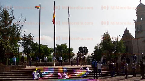 En la Plaza Jardín Morelos fueron izadas las banderas de La Paz, del orgullo gay y de Morelia (Foto: Fátima Miranda)
