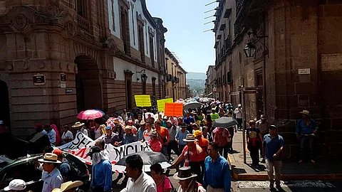 Están pendientes por cubrir dos bonos estatales, uno referente al bono navideño y el otro referente al bono de productividad (Foto Facebook: CNTE Michoacán)
