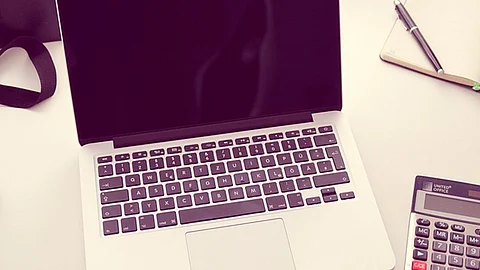 Finalmente, la profesora apaga su micrófono para no seguir escuchando a la joven (Foto ilustrativa: pixabay)