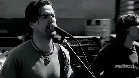 Clásico de una noche de karaoke, ¿quién no ha cantado esta canción? (Foto: Captura de pantalla)