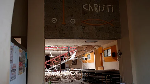 La estructura de la parroquia de Corpus Christi se vino abajo cuando alrededor de 35 personas se encontraban en el templo (Foto Twitter: @PabloLemusN)
