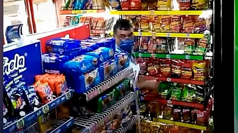 El hombre aprovechó el descuido del dueño de la tienda para guardar bolsas de Sabritas debajo de su pantalón (Foto: fotograma YouTube/ México Difunde)