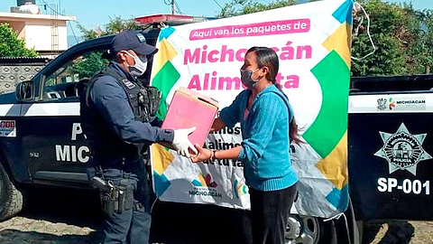 La Policía Michoacán realiza las entregas de manera ordenada y con seguridad a cada familia registrada en el padrón de beneficiarios (Foto Cortesía)