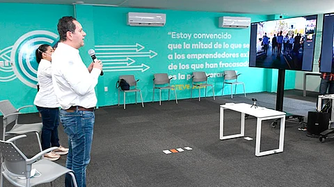 Se entregó mobiliario y equipo a propietarios de diversos negocios (Foto Cortesía)