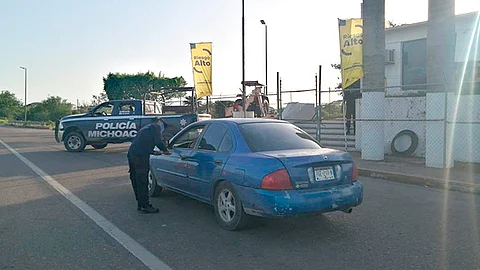Elementos de la Policía Michoacán mantienen acciones preventivas y de proximidad social en los filtros informativos (Foto Cortesía)