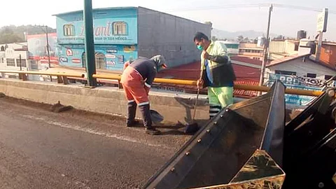 Se solicitó que sólo una persona ocupara la cabina de las unidades recolectoras de basura como medida de prevención (Foto: cortesía)