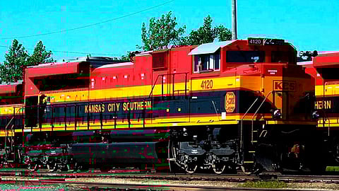 De manera paulatina se hará la instalación de señalética (Foto Facebook: Kansas City Southern Mexico)