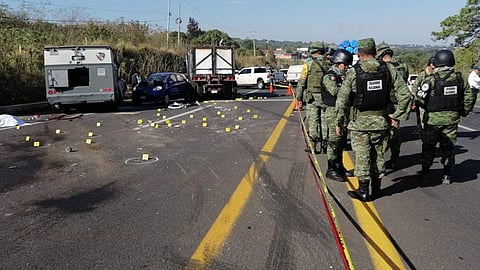 Para lograr su propósito los delincuentes atravesaron un camión tipo volteo sobre el camino (Foto: RED-113)