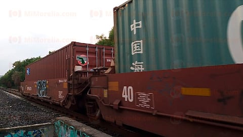 Maestros de la CNTE impiden el paso del ferrocarril en la comunidad de Caltzontzin, Uruapan; Morelia y Pátzcuaro (Foto: Fátima Mirada)