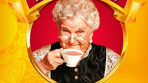 Su aspecto físico de una abuelita mexicana amorosa la encumbraron a ser la imagen del famoso chocolate (Foto FB: @ChocolateAbuelita)