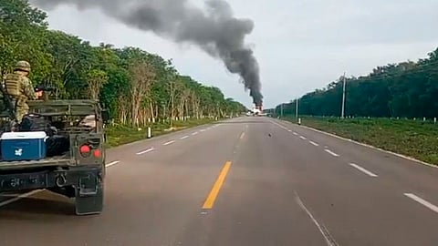 Avioneta aterriza y se incendia sobre carretera en Quintana Roo