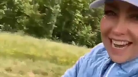 Todo fue grabado y compartido por la cantante en un paseo (Fotograma Twitter: @latiadeustedes)