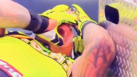 Seth Rollins derrotó a Rey Mysterio luego de que le extrajera un ojo con la punta de la escalera (Foto: Twitter/@RafaDato2
)