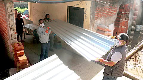 Durante la semana continuará la entrega de láminas en la comunidades del sur del municipio para llegar así a más personas que requieren estos apoyos (Foto Cortesía)