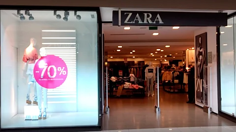 Solamente de Zara se estima que se cierren mil tiendas en el mundo (Foto Google Maps: Maria De Jesús Quintero Arechiga)