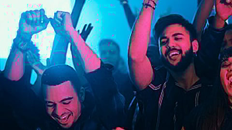 La investigación arrojó que para que un hombre encuentre la felicidad debe juntarse con sus amigos (Foto: pixabay)