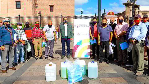 Se entregaron 60 litros de líquido desinfectante, 500 cubrebocas, 40 litros del gel antibacterial y 60 caretas protectoras (Foto Cortesía)