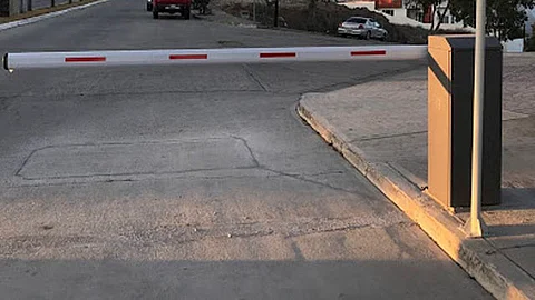 El encargado del orden y vecinos del lugar se comprometían a mantener las plumas levantadas todo el tiempo pero no se respetó (Foto ilustrativa: chapultepec2.org)