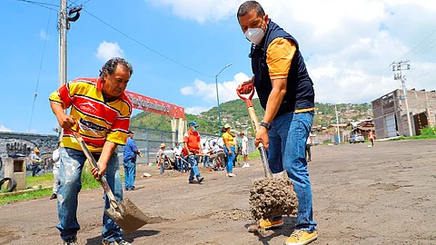 Encabezados por el titular de la Sedesoh, Juan Carlos Barragán, vecinos y autoridades recogieron basura (Foto: Cortesía)