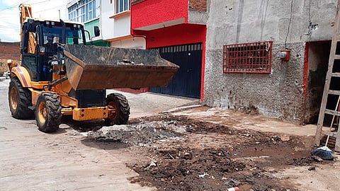 Durante una semana, personal de la Secretaría de Servicios Públicos Municipales limpiaron un domicilio en donde se acumulaba basura (Foto Cortesía)