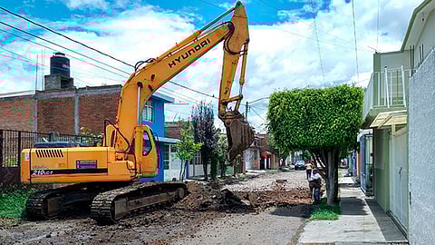 Se realiza un reencarpetamiento en la calle Paseo del Álamo, así como un riego de sello en Paseo de la Caoba (Foto Cortesía)