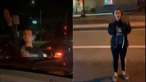 Después de insultarla, la pareja de supremacistas se retiró (Fotograma: Foto Tv)