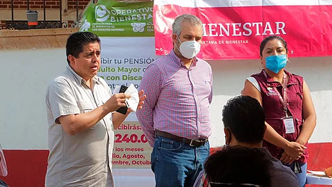 El legislador acompañó al delegado de Programas para el Bienestar en Michoacán, Roberto Pantoja Arzola, en la entrega de pensiones (Foto Cortesía)