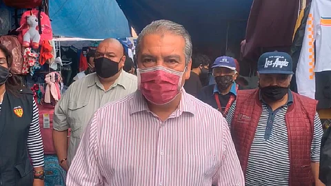 Raúl Morón entregó cubrebocas a personas en el mercado (Foto: captura de video)