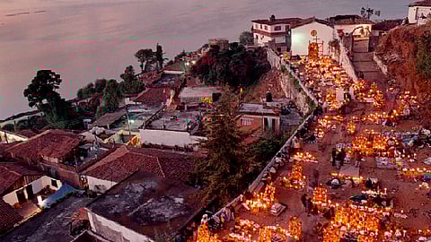 Si se realiza la Noche de Muertos se buscará que no haya concentraciones masivas (Foto: unsplash.com/Carlos Aranda)