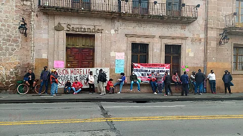 CNTE cumple: agremiados toman banco Santander en Morelia