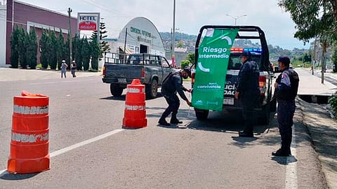 Agentes de la Policía Michoacán indican a la población que por Decreto el uso del cubrebocas es obligatorio al transitar en la vía pública (Foto Cortesía)