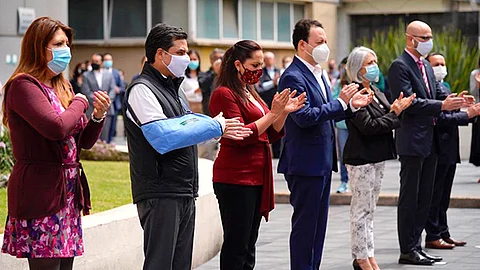 El homenaje se realizó en la explanada de las oficinas centrales del IMSS, en la Ciudad de México (Foto Cortesía)