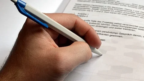 Actividades como escribir, recortar, tejer o apretar un tornillo resultan un tanto complejas, ya que dichas herramientas estaban diseñadas exclusivamente para diestros (Foto Pixabay.com)