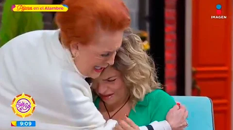 Ambas se fundieron en un abrazo mientras en el foro sus compañeros aplaudieron y animaron a Anita (Fotograma: Sale El Sol)