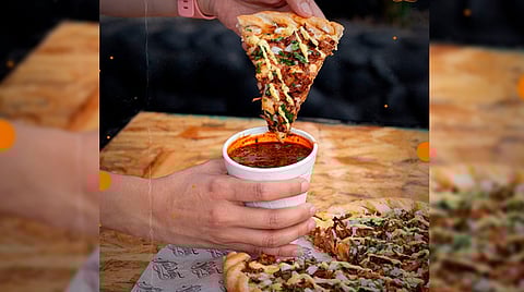 La pizza lleva, igual que los tacos que conocemos, barbacoa, cilantro, cebolla, y salsa amarilla (Foto Facebook: La Suavecita)