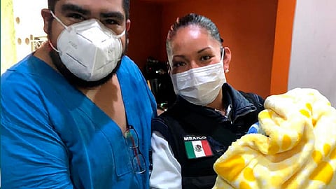 La madre y el menor fueron trasladados posteriormente a un hospital (Foto FB: Policía de Morelia)